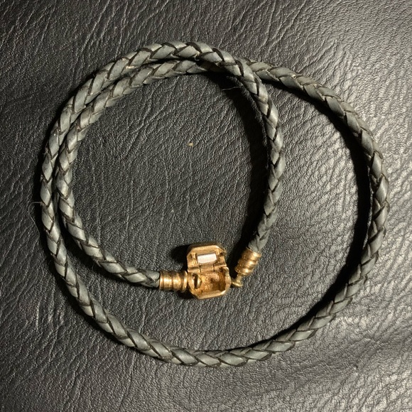 Pandora leather bracelet w/gold clasp - Picture 5 of 6